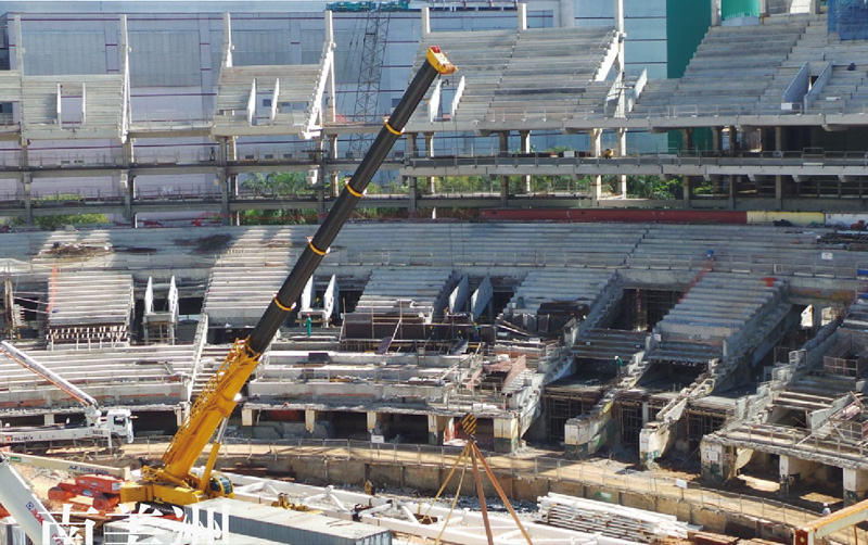 汽车起重机在巴西圣保罗加入世界杯足球场馆建设