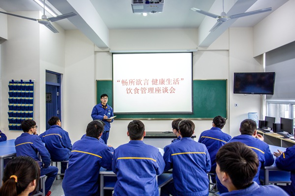  通过班级征集、实名反响等渠道提出合理化建议，培养学生责任意识