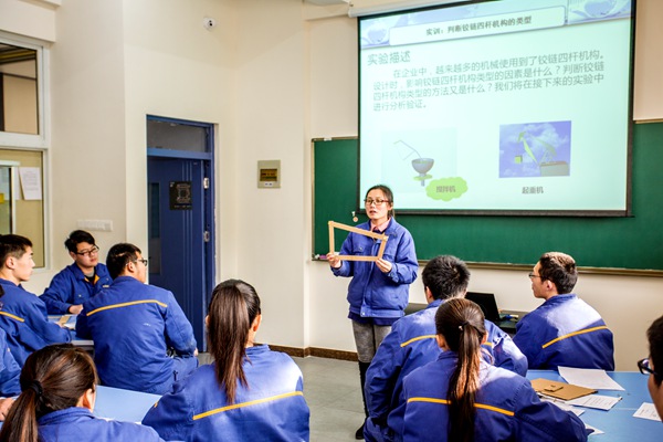 伍思思老师指导学生自制铰链四杆机构模型，牢固差别杆件，通过实验进一步理解铰链四杆机构的性质及在机械设备中的应用。