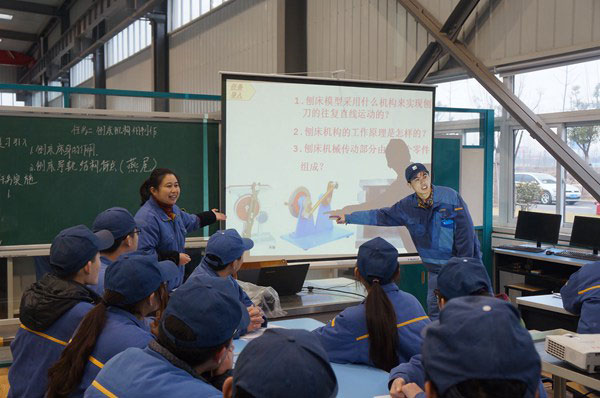 装配课上同学在讲解发动机曲柄连杆机构事情历程